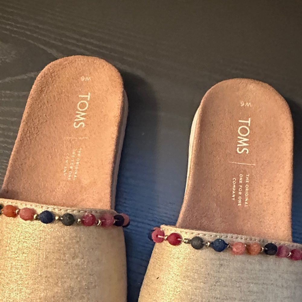 TOMS Women's Tan Pom pom Beaded Slide Sandals Size 6 - Picture 3 of 6